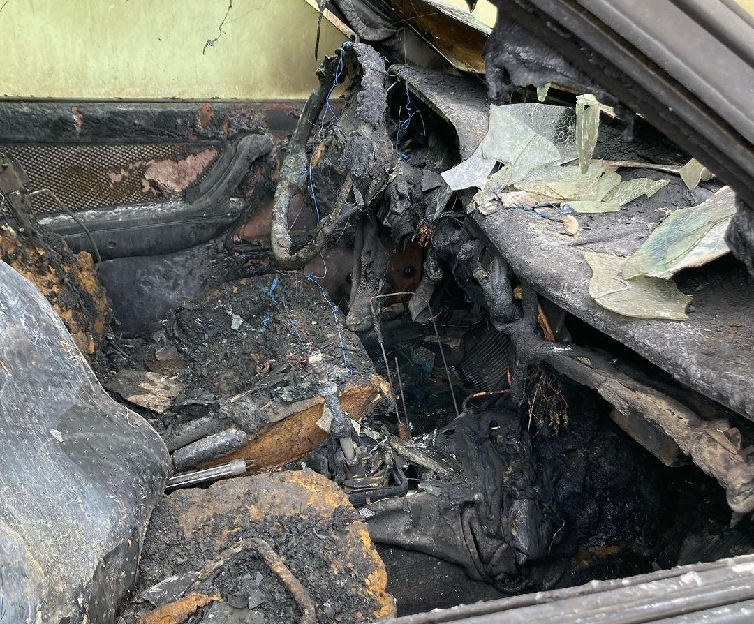 Carro fica destruído após incêndio em Botucatu