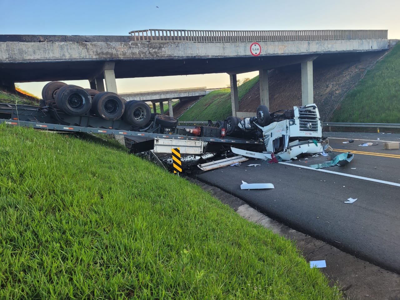 Carreta despenca de viaduto na Castello Branco