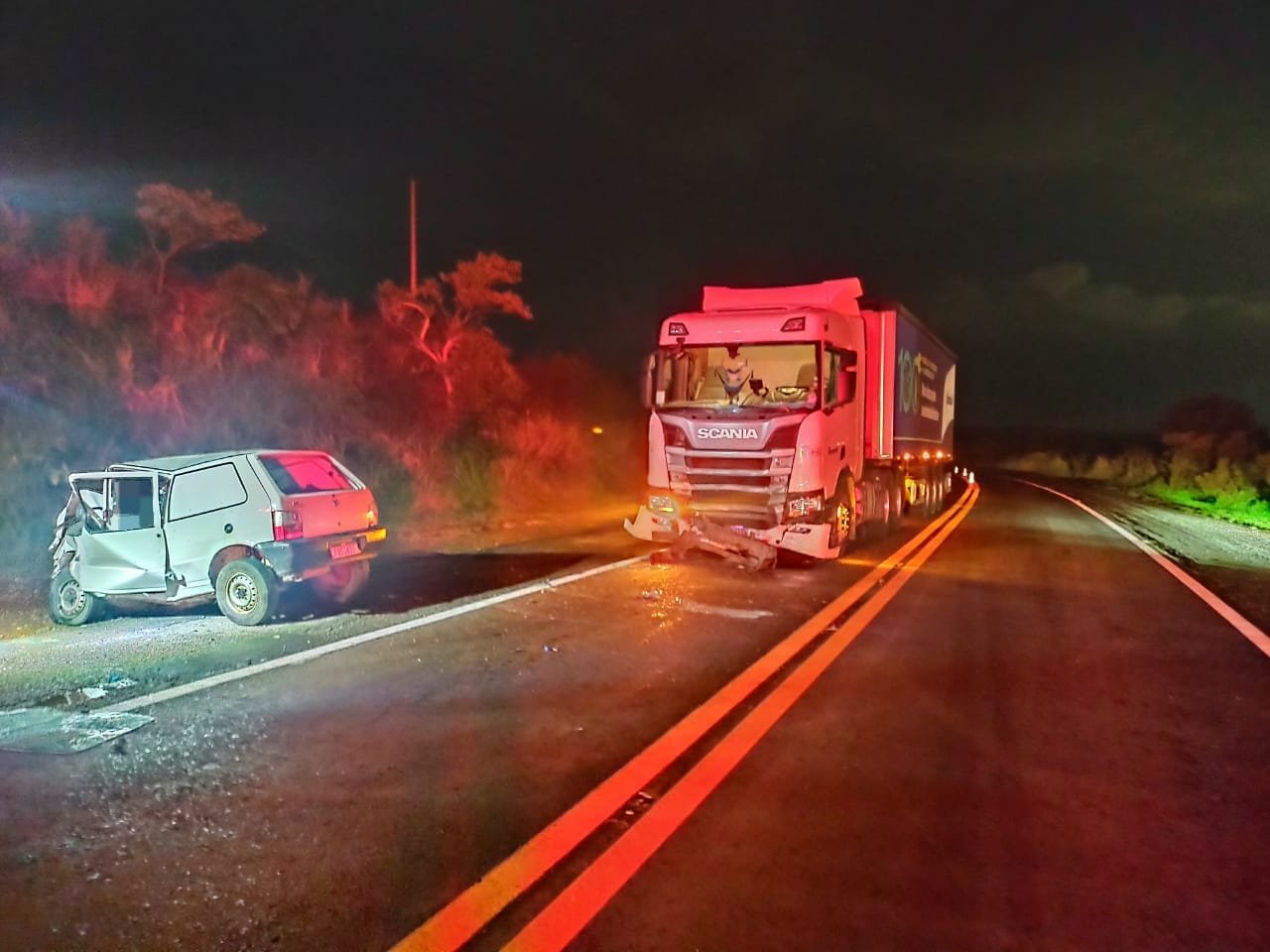 Colisão entre carro e caminhão deixa um morto