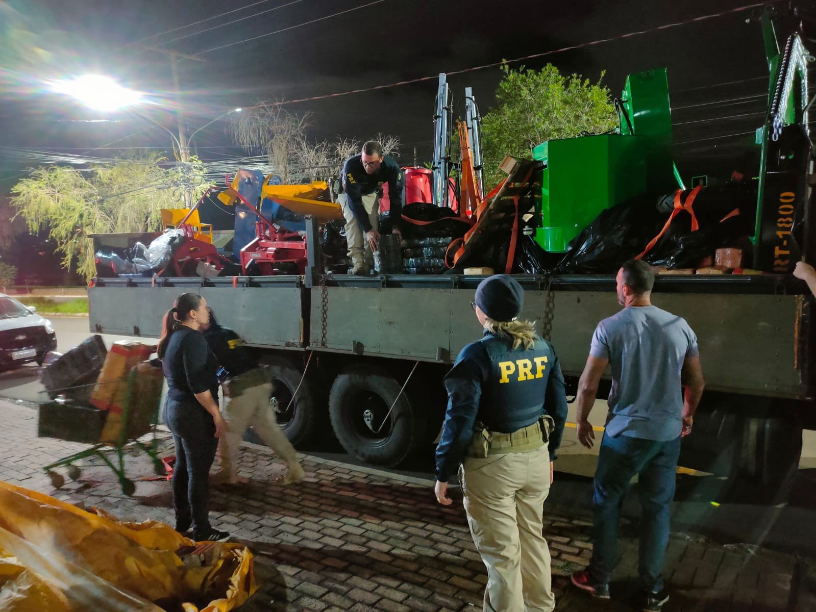 Caminhão é apreendido com 4 toneladas de maconha na região
