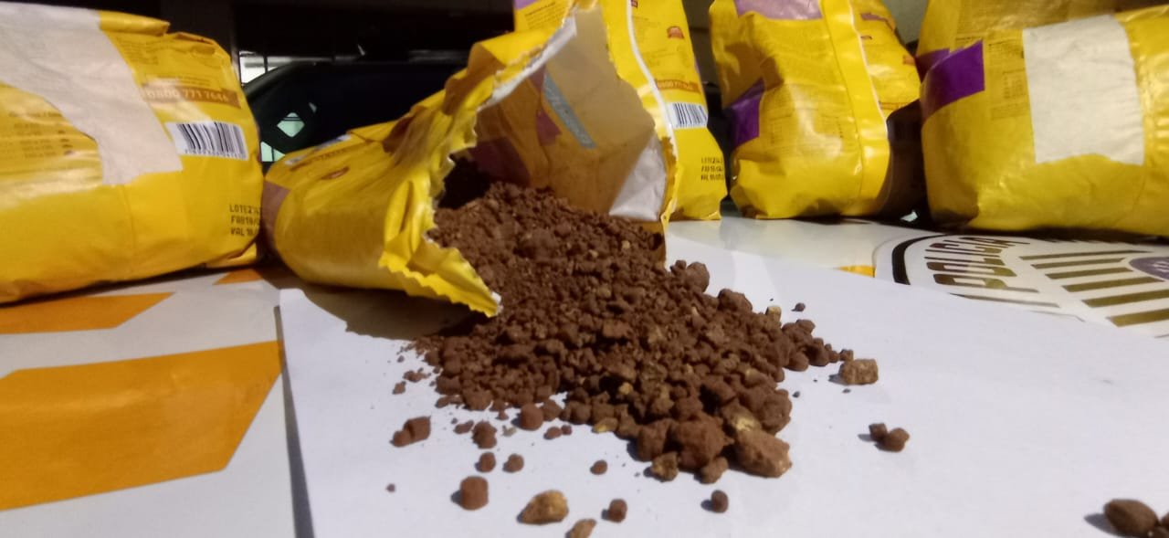 Polícia apreende cocaína sintética escondida em ração animal