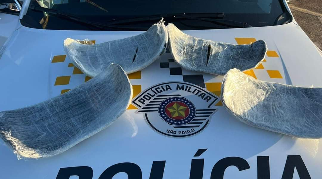 Homem é preso com haxixe colado nas pernas