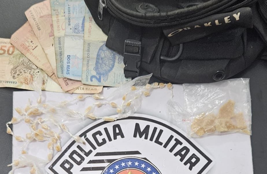 Dupla é detida por tráfico de drogas em praça