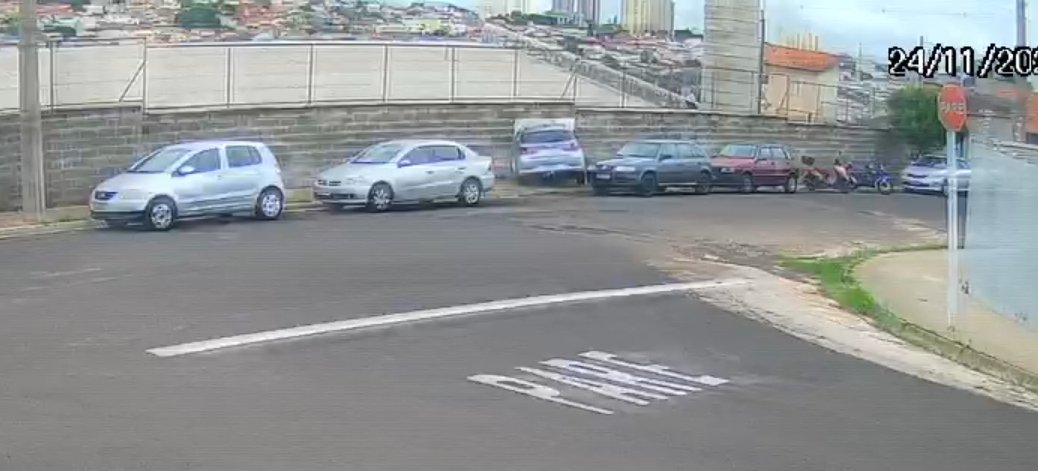 Carro bate contra muro de creche em Botucatu