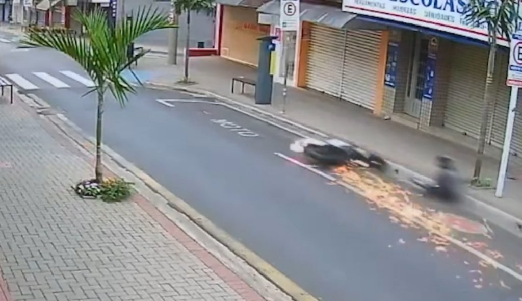 Motociclista sai ferido após “deslizar” pelo asfalto