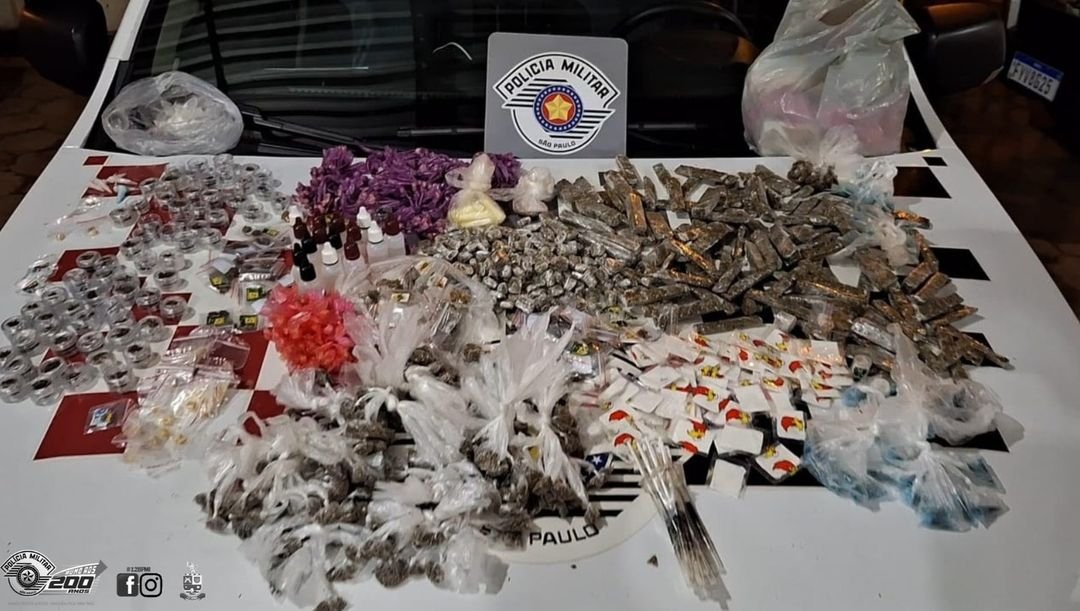 Polícia apreende mais de 1.100 porções de drogas em tambor enterrado