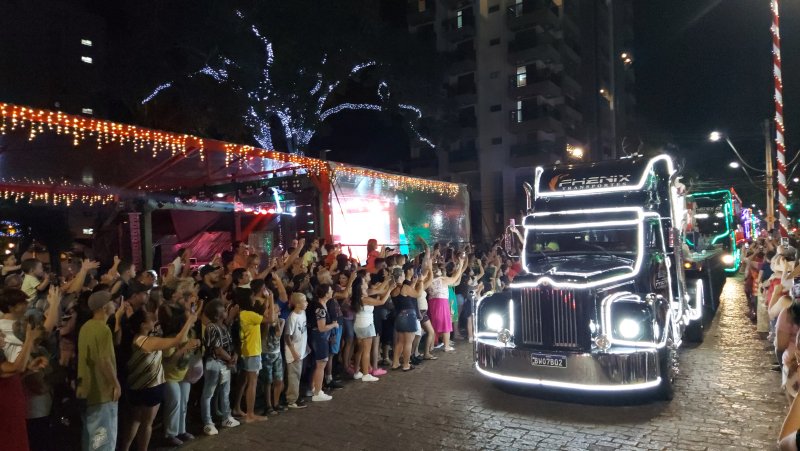 Carreata de Natal encanta público em Botucatu