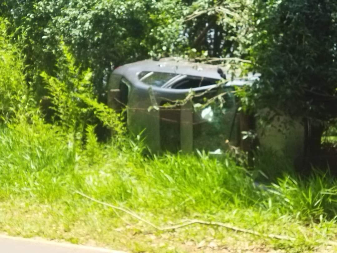 Carro capota e acaba abandonado em rodovia vicinal