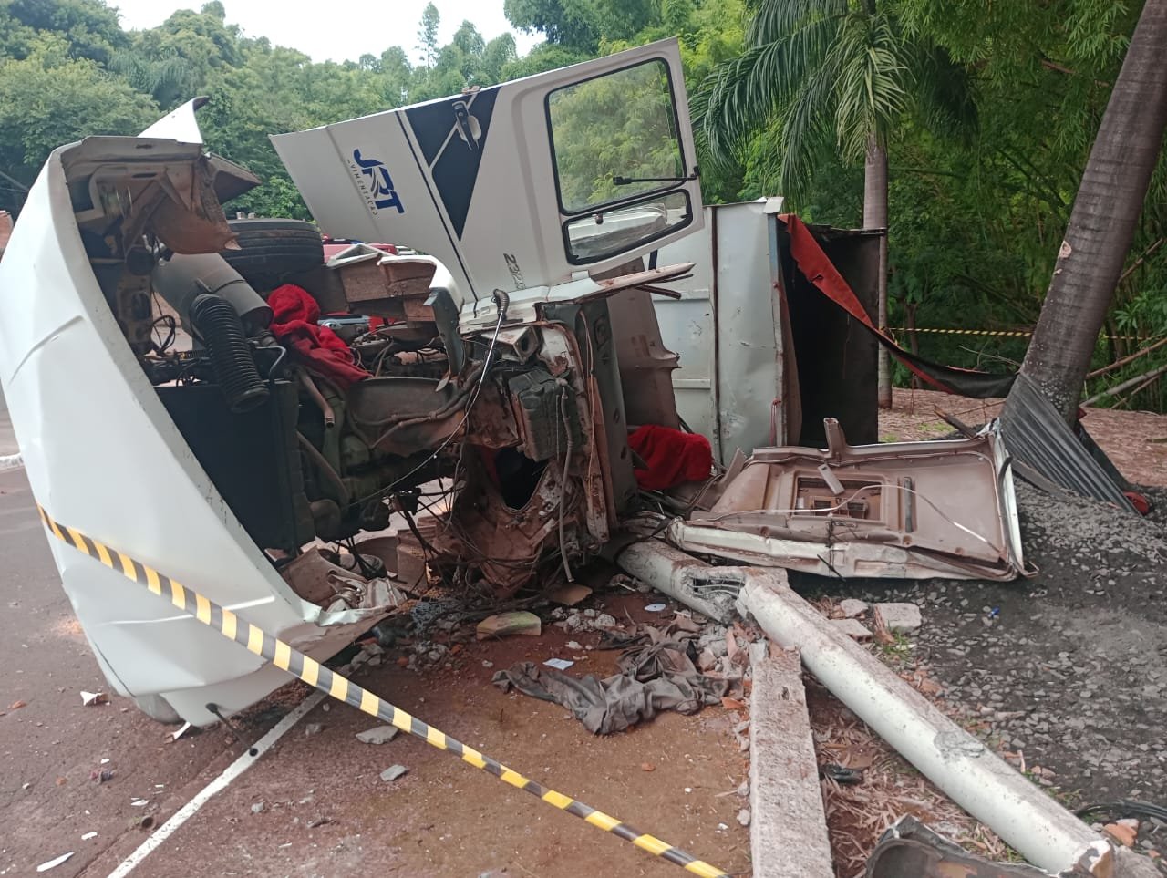 Caminhão tomba e motorista fica preso às ferragens