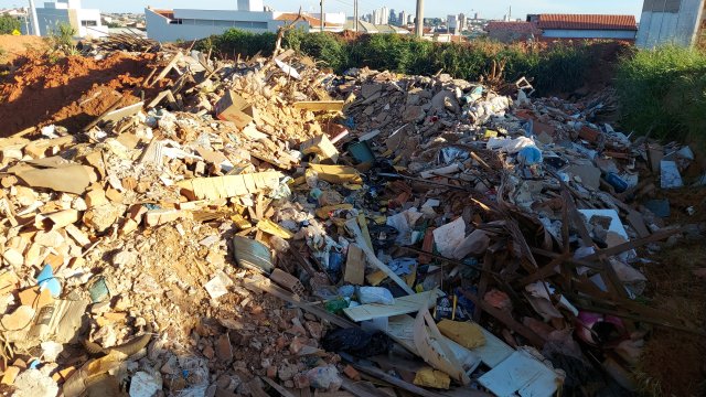 Botucatu: terreno em avenida vira depósito de entulho e lixo