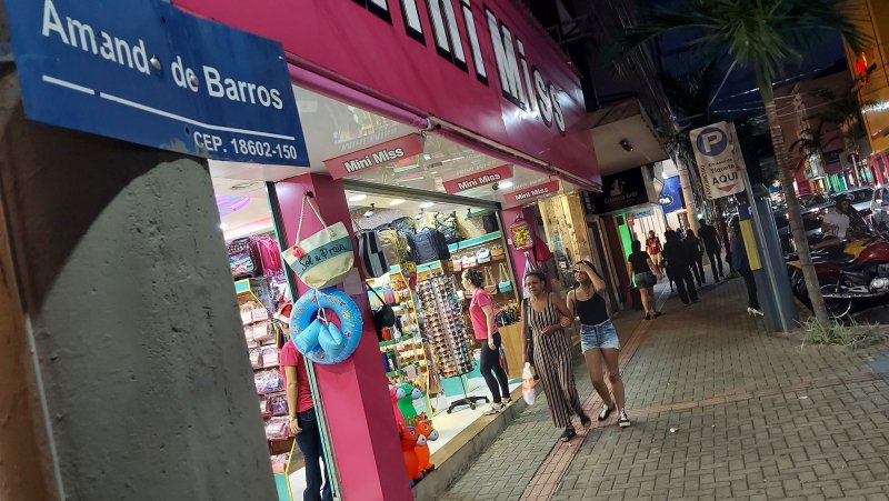 Comércio de Botucatu até às 22 horas nesta semana