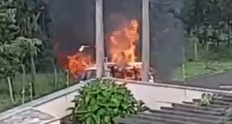 Incêndio destrói Kombi da Prefeitura de Botucatu