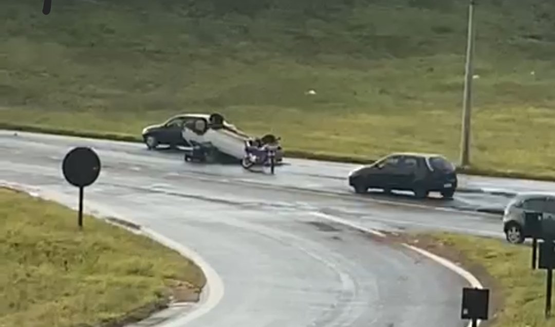 Gol tomba após colisão em avenida de Botucatu