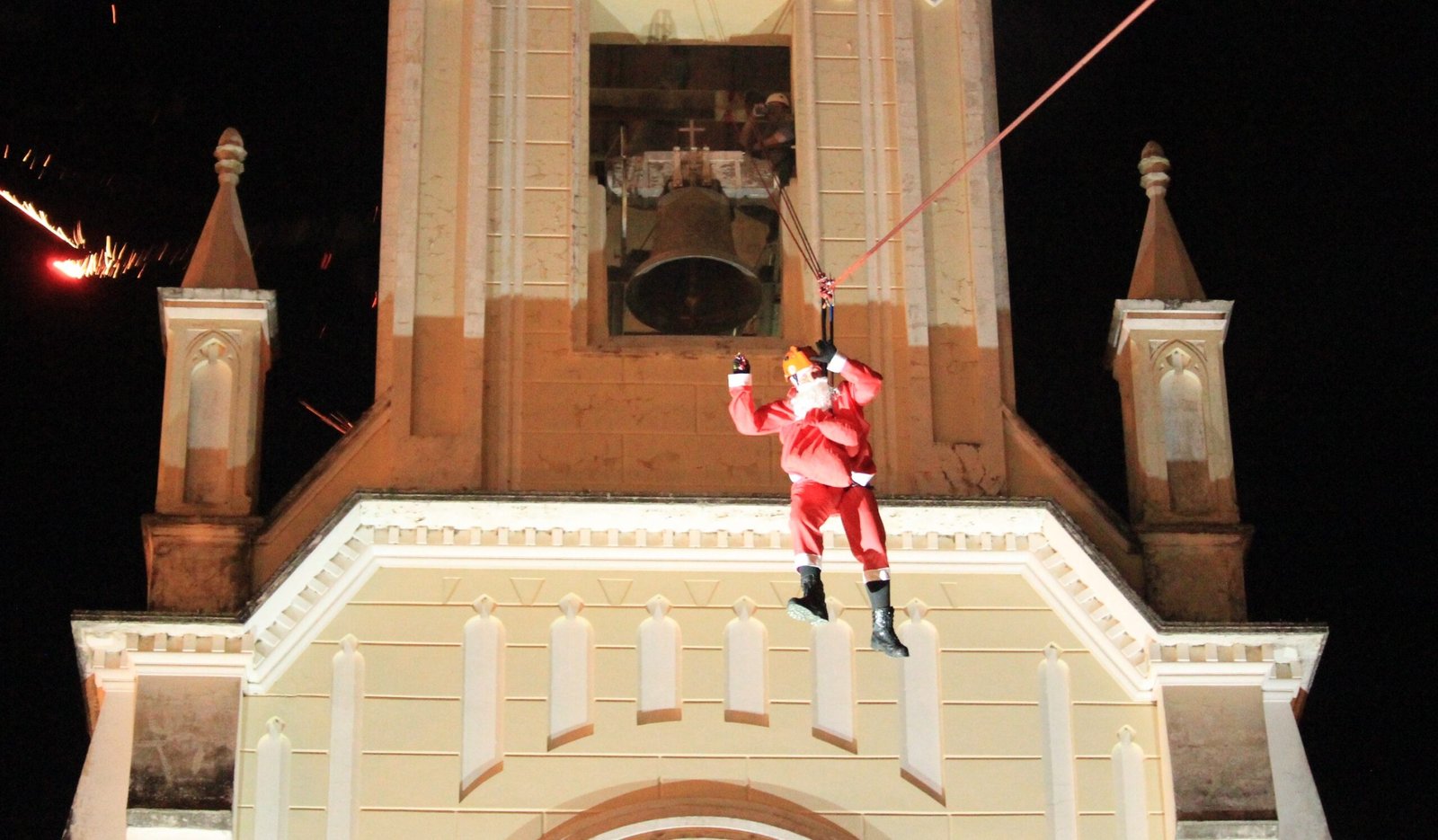 Papai-Noel de tirolesa e Vila de Natal são as atrações em Avaré