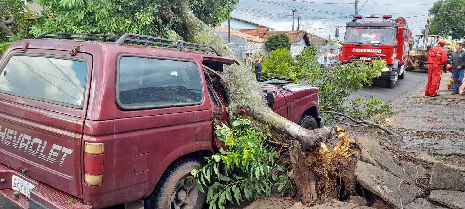 Temporal causa estragos em Itatinga