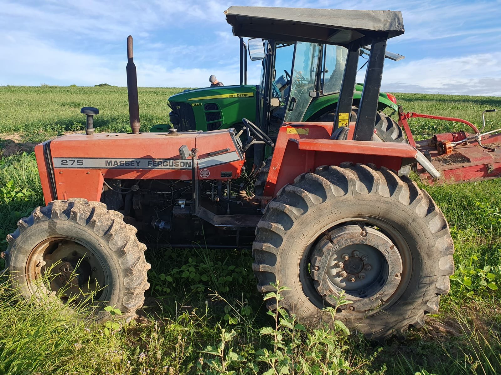 Fazenda na região é alvo de roubo; quadrilha leva tratores e carro