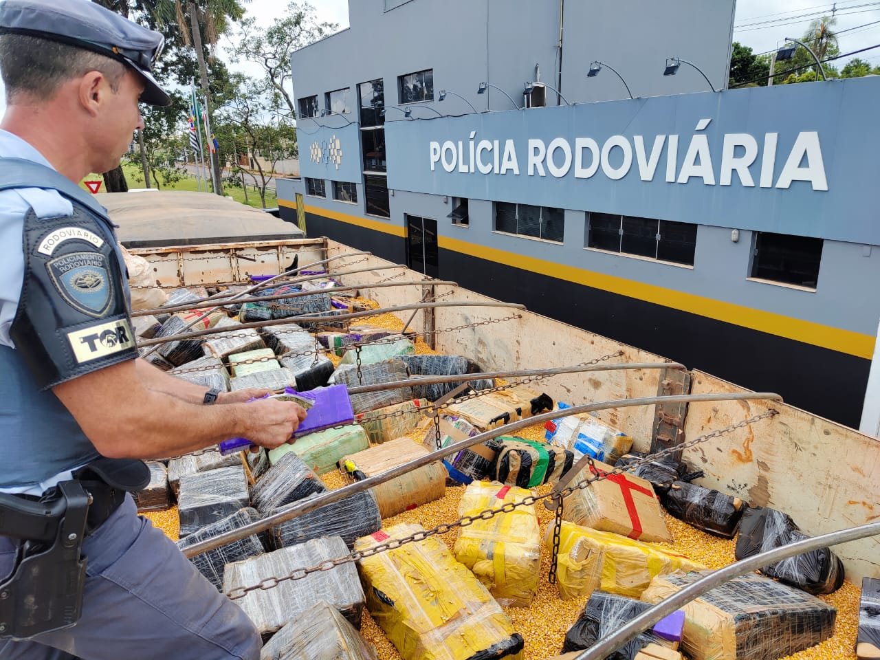 Polícia apreende 3,5 toneladas de drogas em carga de milho