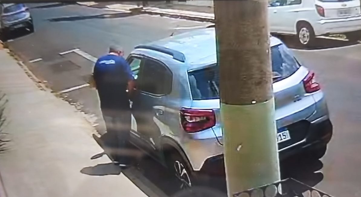 Homem sai da prisão e acaba preso após roubar celular avaliado em R$ 10 mil