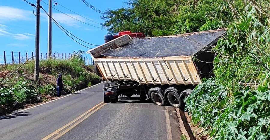 Caminhão perde força e quase tomba na Alcides Soares