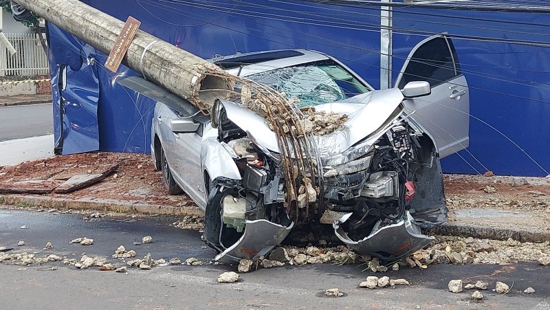Carro arrasta poste e provoca queda de energia em bairro de Botucatu