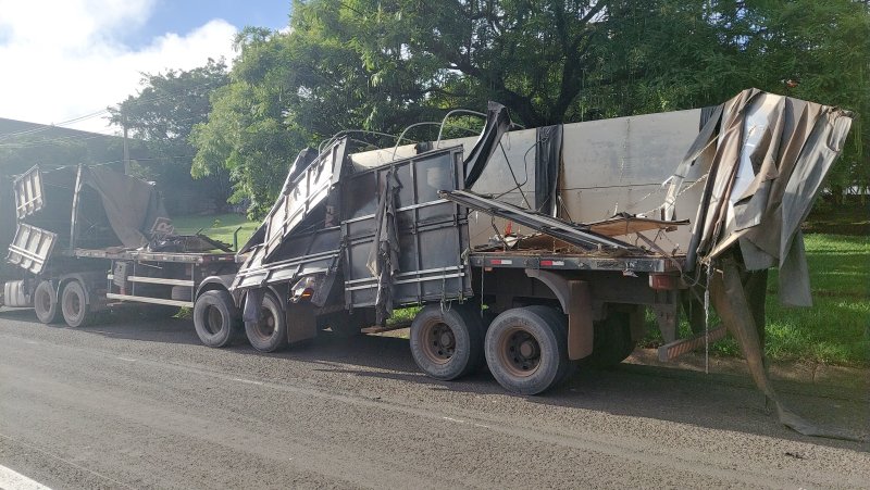 Carreta tomba e interrompe trânsito na Rondon em Botucatu