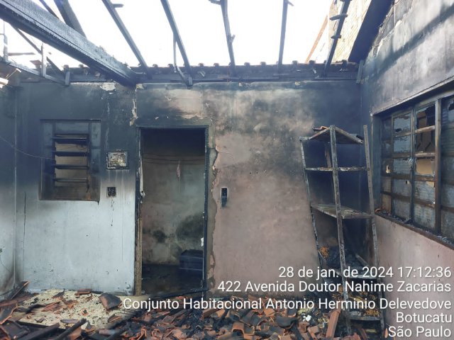 Incêndio destrói imóvel em Botucatu