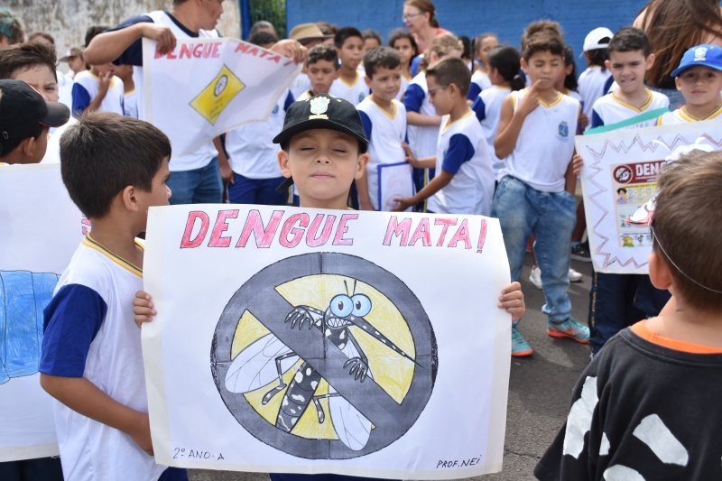 Alunos da escola Francisco Guedelha fazem caminhada de conscientização contra o mosquito da dengue