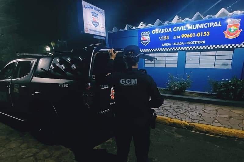 Homem é preso por furtar celular dentro de escola