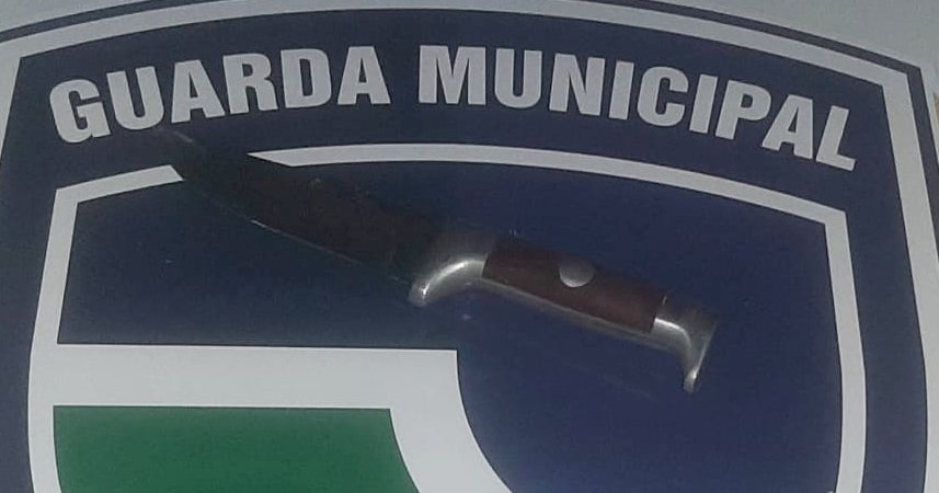 Briga entre vizinhos termina com homem esfaqueado e agressão a mulher