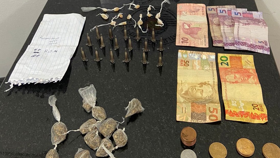 Traficante é flagrado pela PM e tenta se esconder em matagal