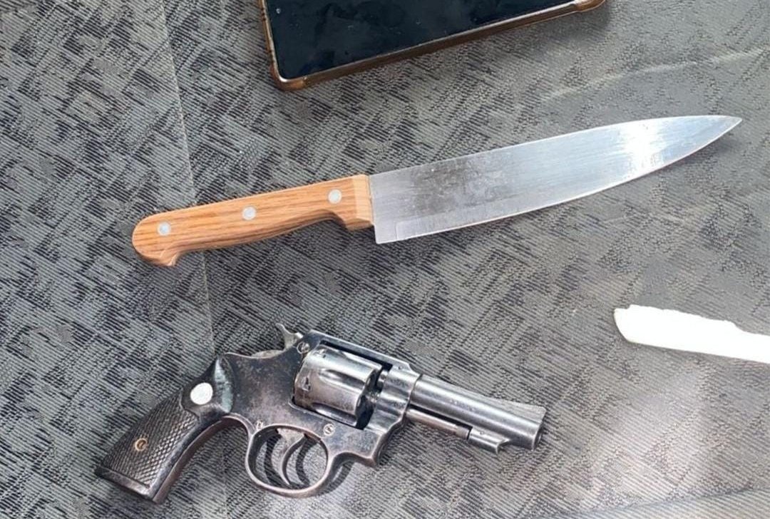 Homem tenta matar esposa e acaba preso dentro de bar