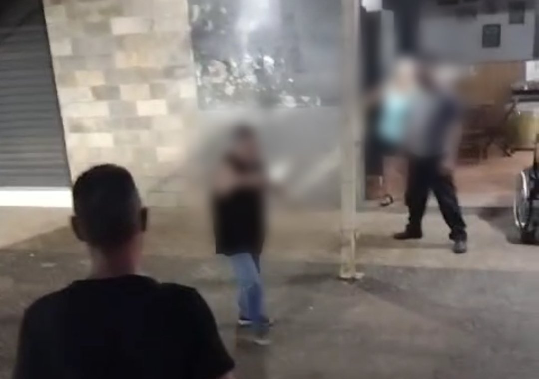 Homem ameaça populares com faca em ensaio de Carnaval