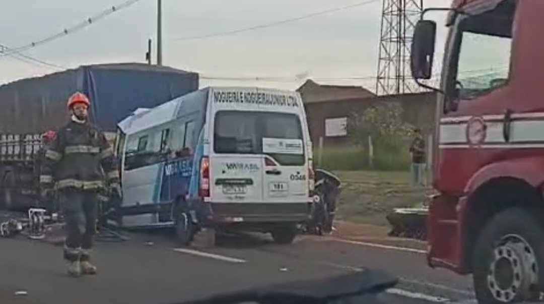 Motorista de van morre após colisão contra carreta