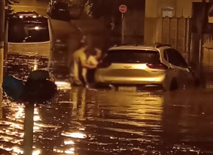 Temporal alaga ruas e provoca danos em Avaré