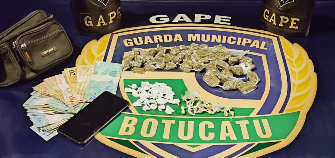 Dupla tenta se esconder da GCM em matagal e acaba detida por tráfico