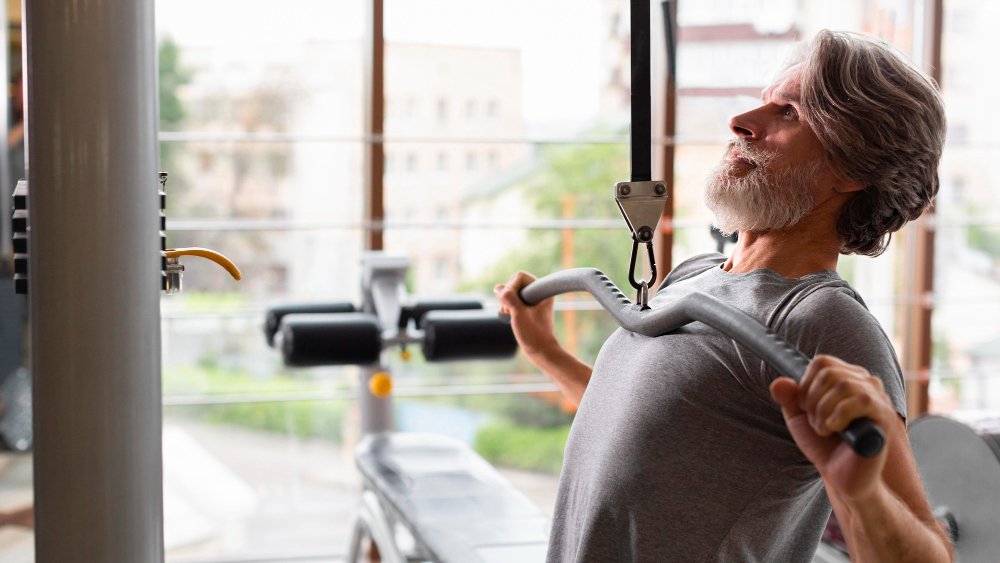 Aumento no volume de treino de força reverte perda muscular em idosos