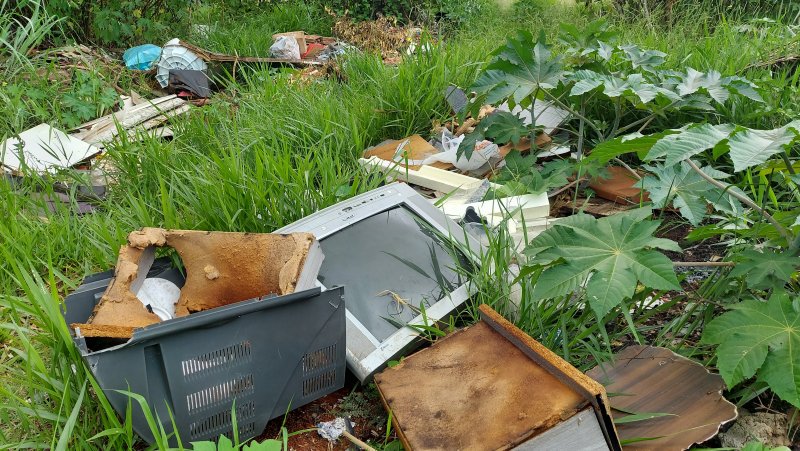 Área próxima à ferrovia se torna lixão a céu aberto