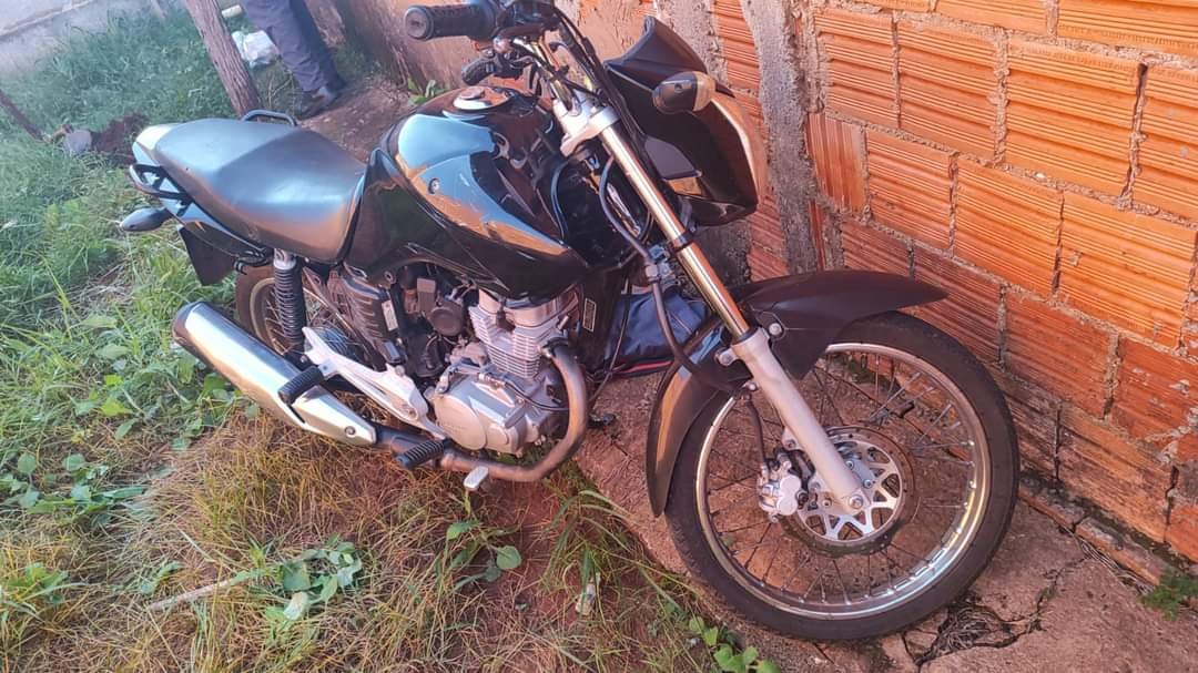 Moto é furtada segundos após proprietária estacionar