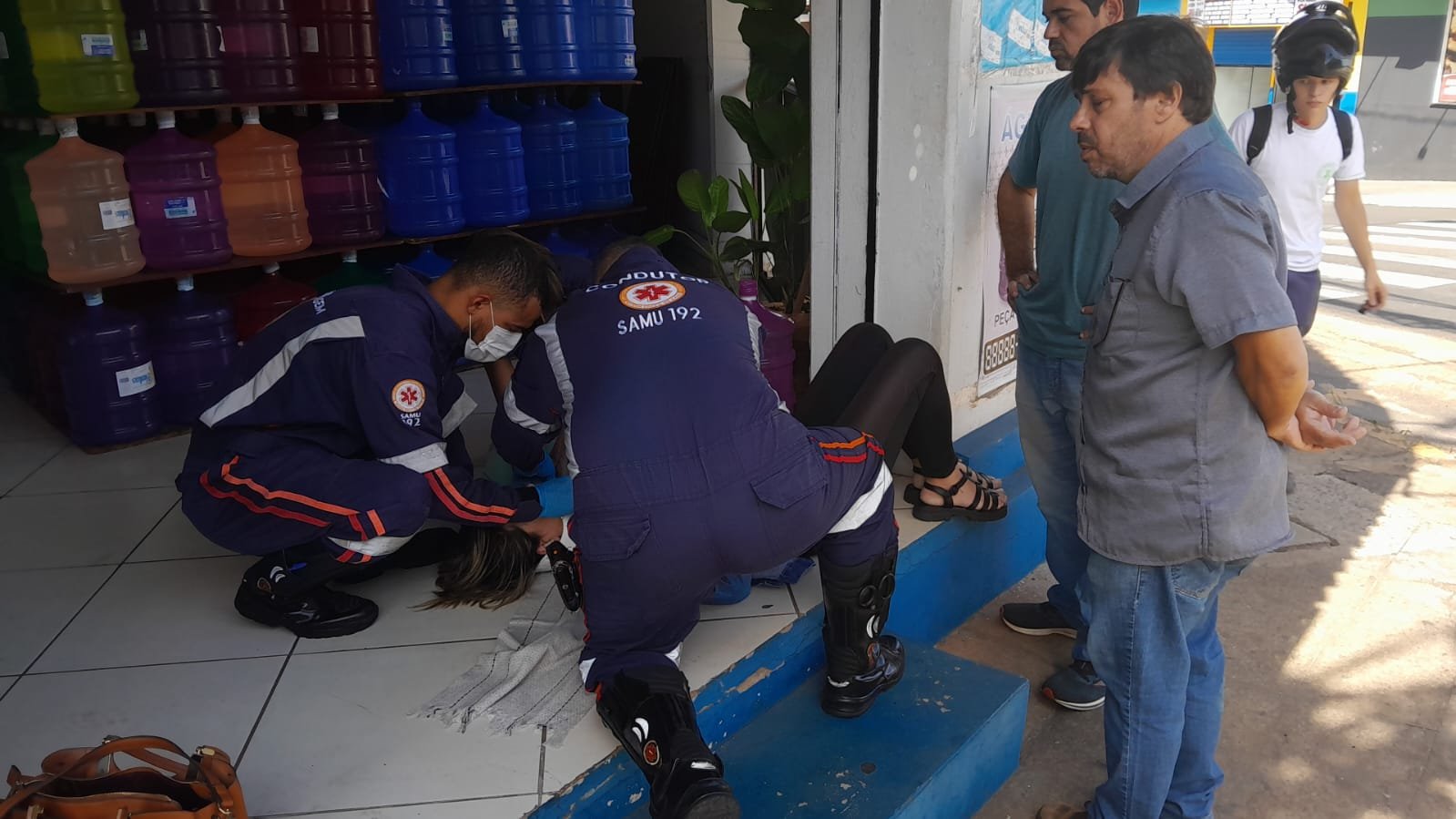 Motociclista sofre queda em rua por causa de óleo