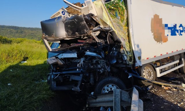 Colisão entre caminhões deixa motorista morto