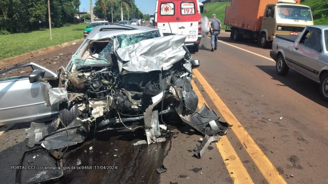 Colisão entre carro e caminhão deixa um morto