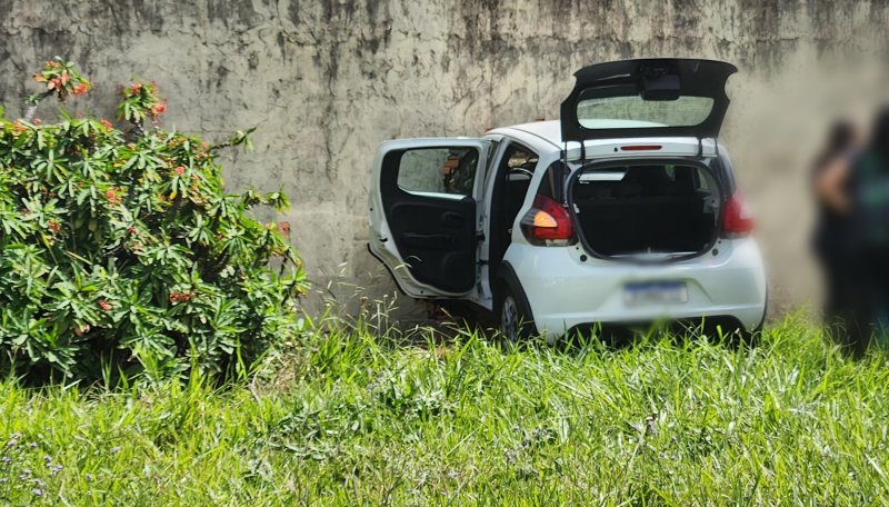 Motorista tem mal súbito e carro bate contra muro