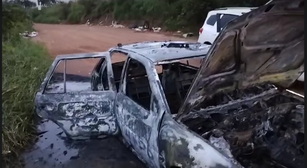 Carro é destruído por incêndio em estrada rural