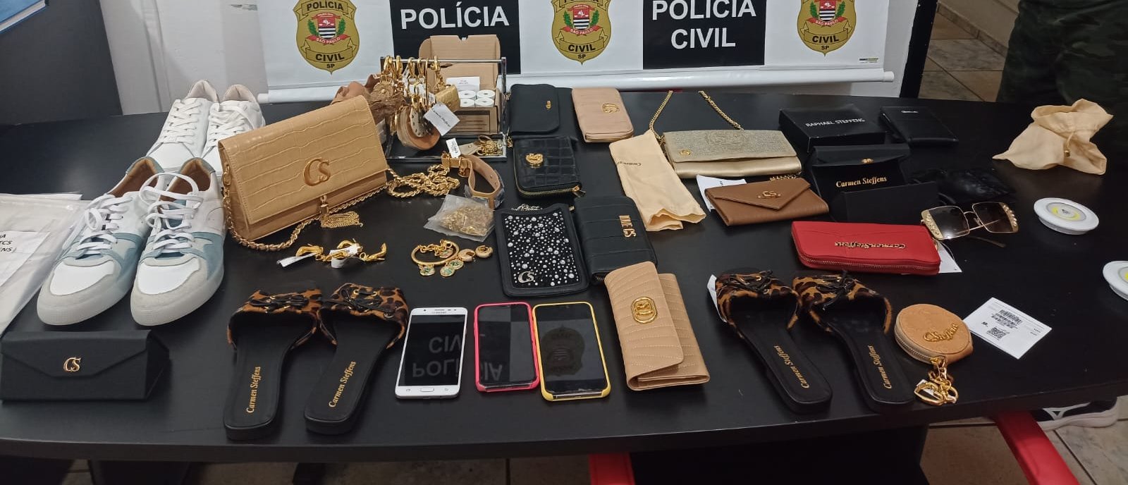 Dupla é presa por furto que causou prejuízo de R$ 22 mil a loja de roupas e calçados