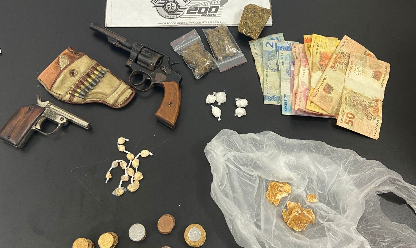 PM apreende drogas e armas em “casa bomba”