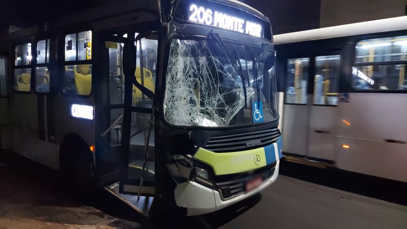Ônibus colide e derruba postes em Botucatu