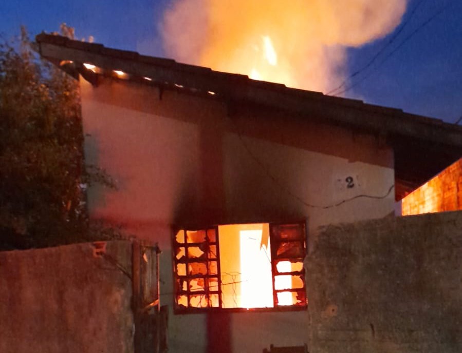 Incêndio destrói casa em Botucatu; coelho é resgatado em meio ao fogo