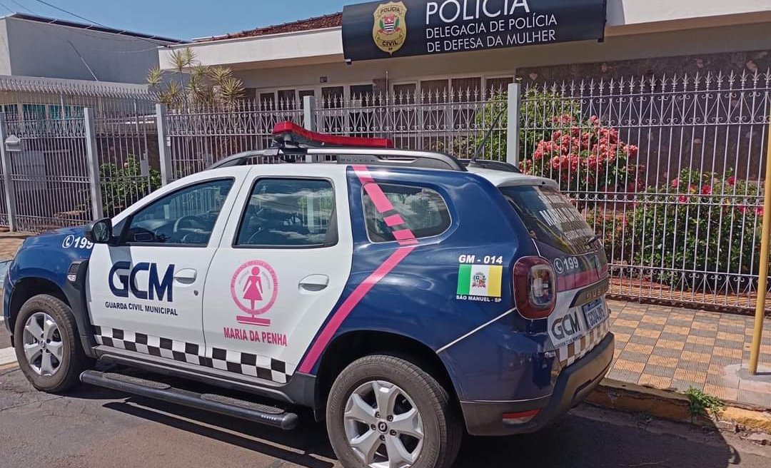Homem invade casa e ameaça matar adolescente e avó