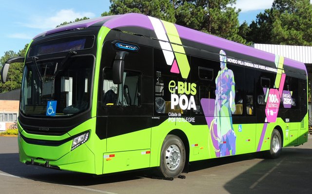 Caio entrega quatro ônibus elétricos ao RS