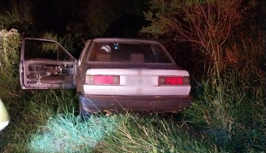 Policiais encontram veículo roubado em acostamento de rodovia
